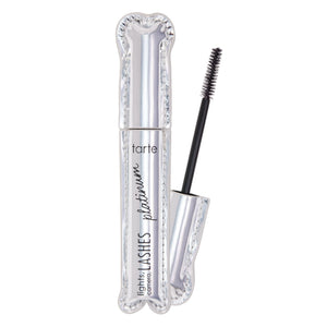 Rímel tarte Lights, Camera, Lashes Platinum con cepillo para volumen extremo.