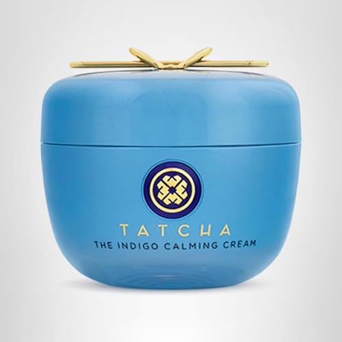 Rutina diaria con la crema calmante de TATCHA para rostro.