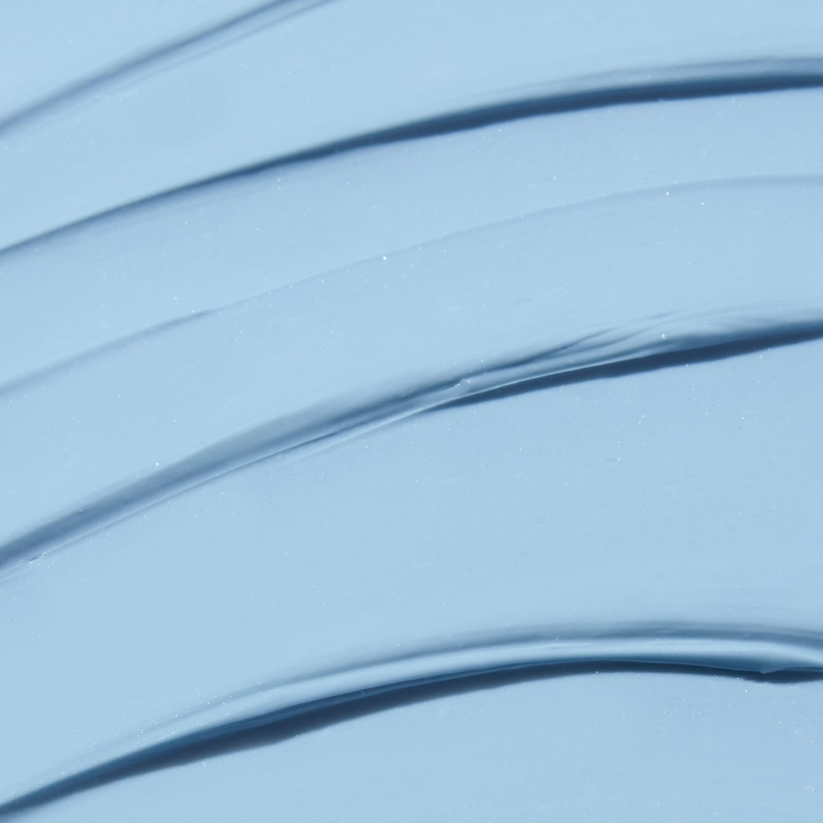 Textura suave de TATCHA Indigo Calming Cream para hidratación diaria.