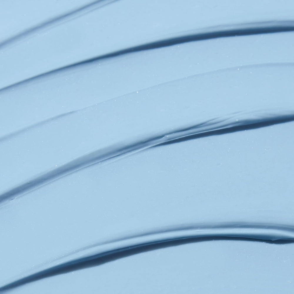 Textura suave de TATCHA Indigo Calming Cream para hidratación diaria.