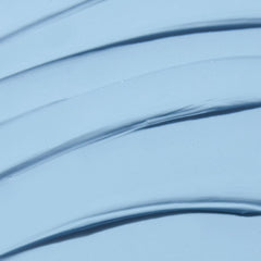 Textura suave de TATCHA Indigo Calming Cream para hidratación diaria.