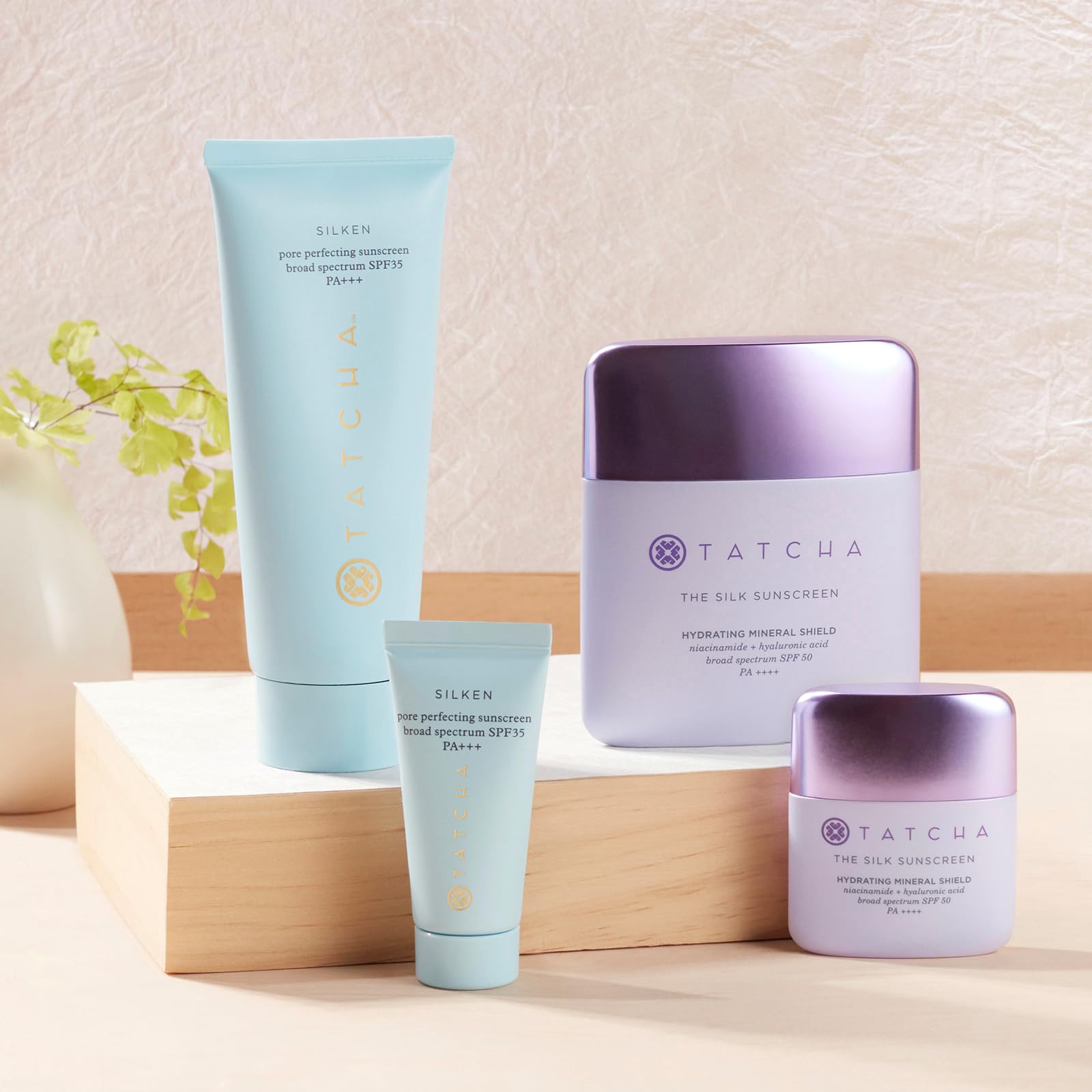 Tatcha protector solar sedoso, ingredientes de seda y antioxidantes para el cuidado.
