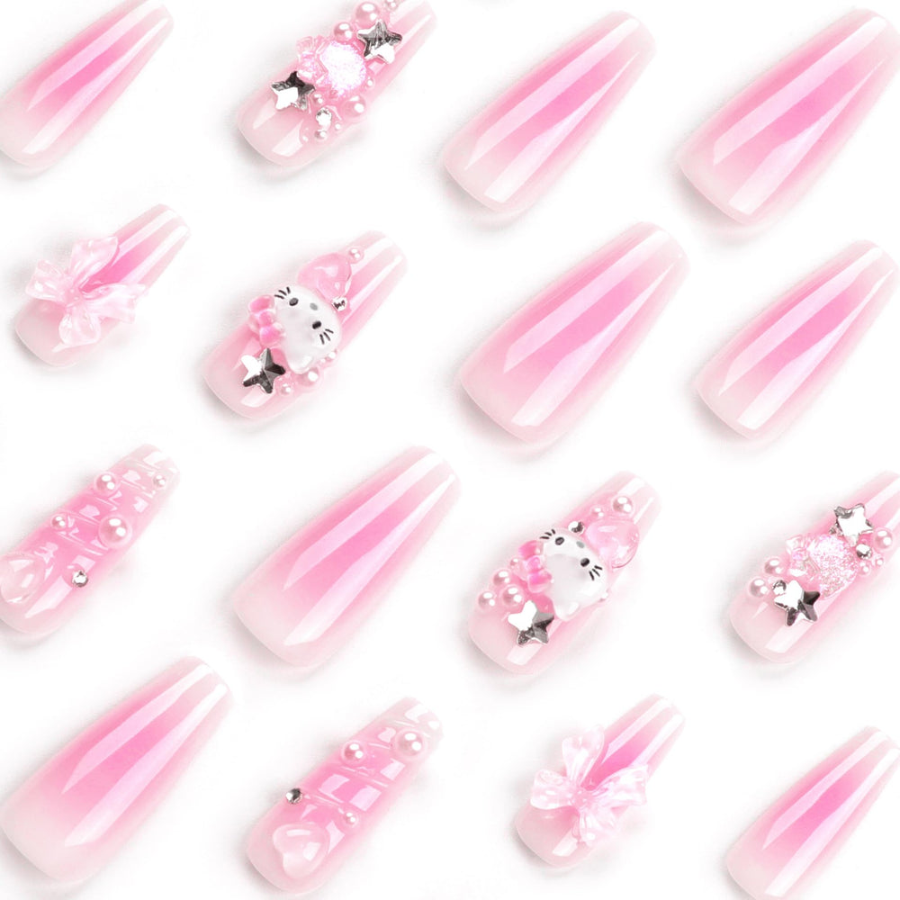 Tezocr Detalle corazones y perlas en uñas para toque 3D.