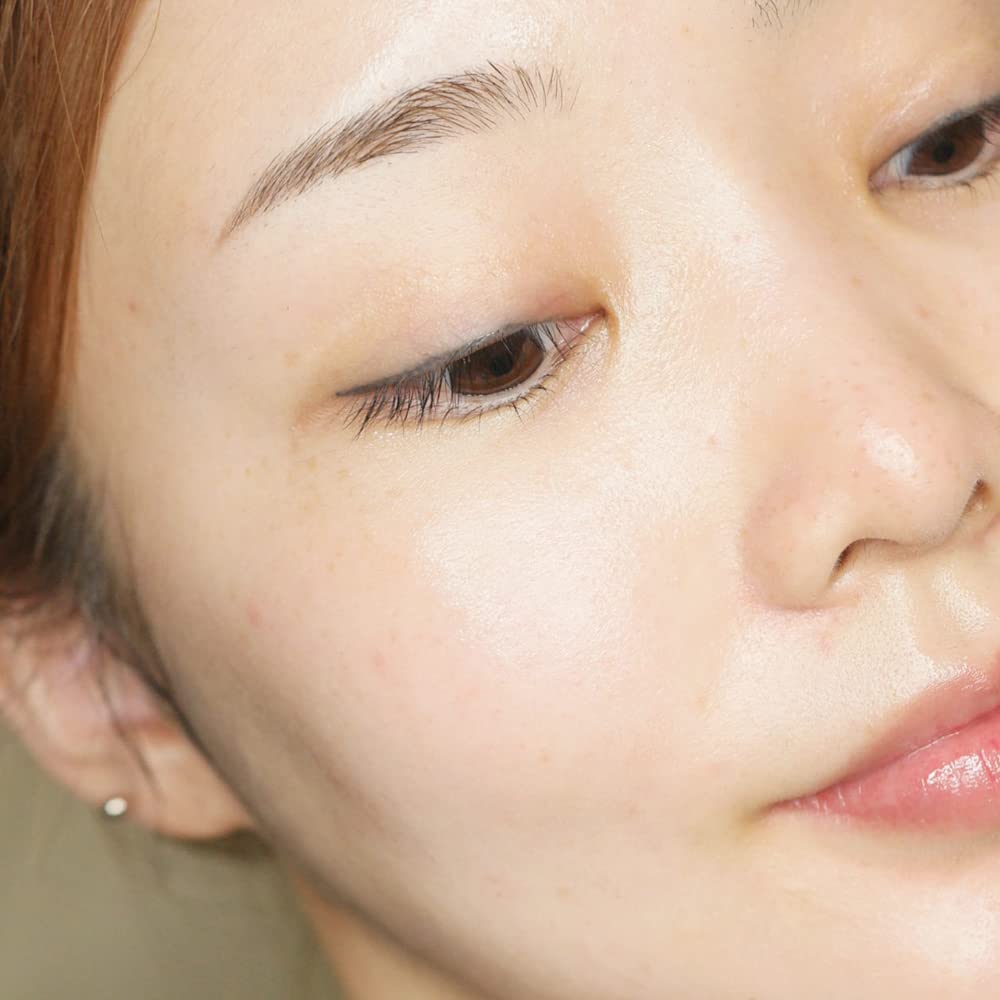 THANKYOU FARMER Sun Project Light Sun Essence, envase transparente que inspira ligereza al aplicar.