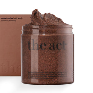 The Act Exfoliante de Café con Sal y Cacao en bote para exfoliación suave y revitalizante.