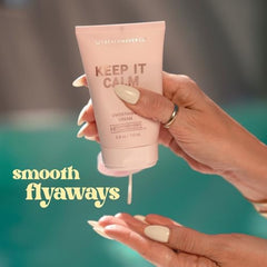 The Beachwaver Co. Keep It Calm cabello húmedo, aplicación sencilla y controlada.