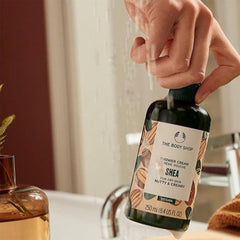 The Body Shop Shea Shower Cream aplicado sobre piel nutrida tras ducharse