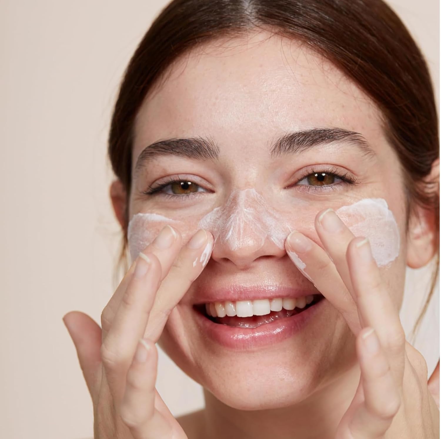 Cerca de los ingredientes clave: salvado de arroz y arroz para una exfoliación suave.