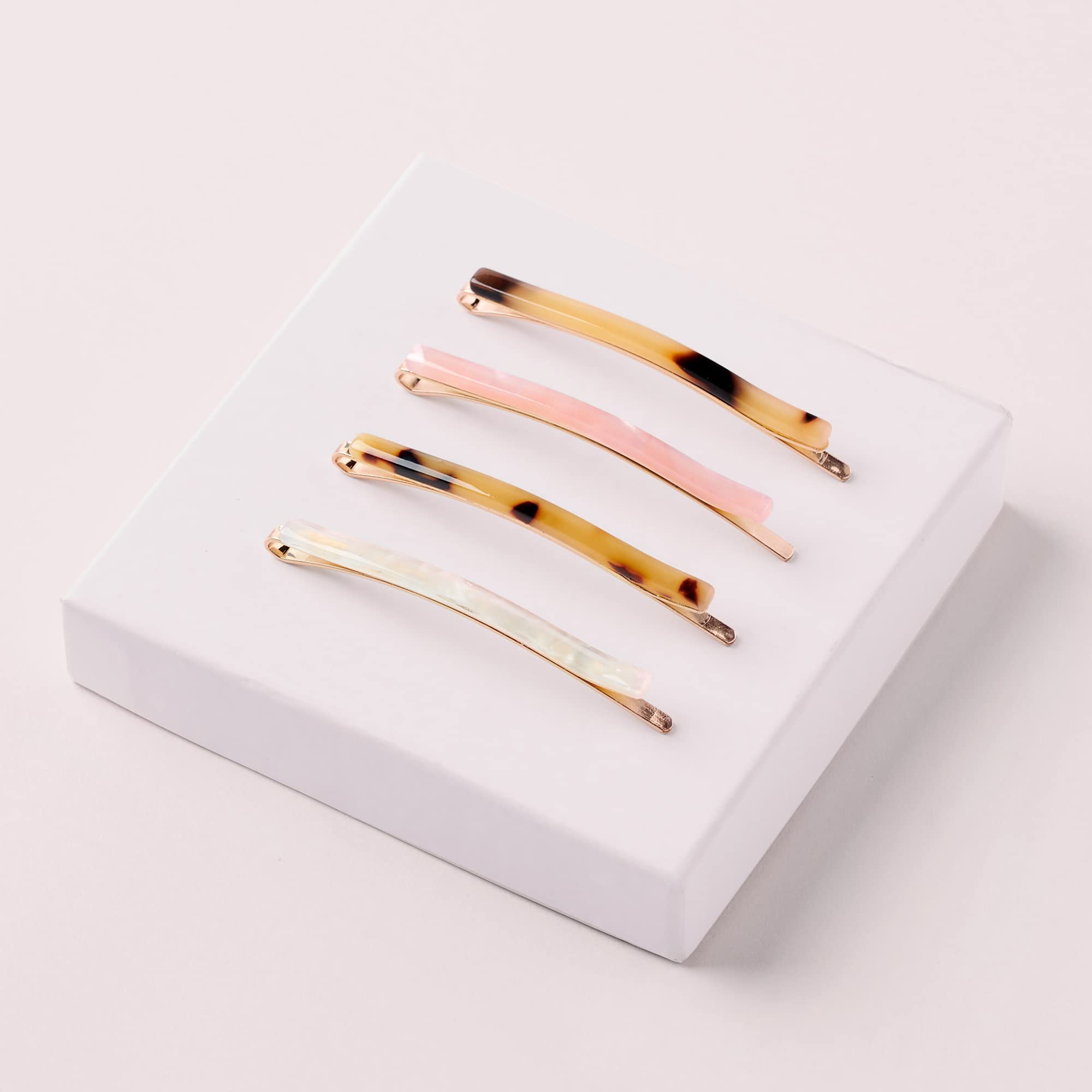 The Hair Edit Marble Pins acetato tortuga, ofrecen agarre suave sin daño.