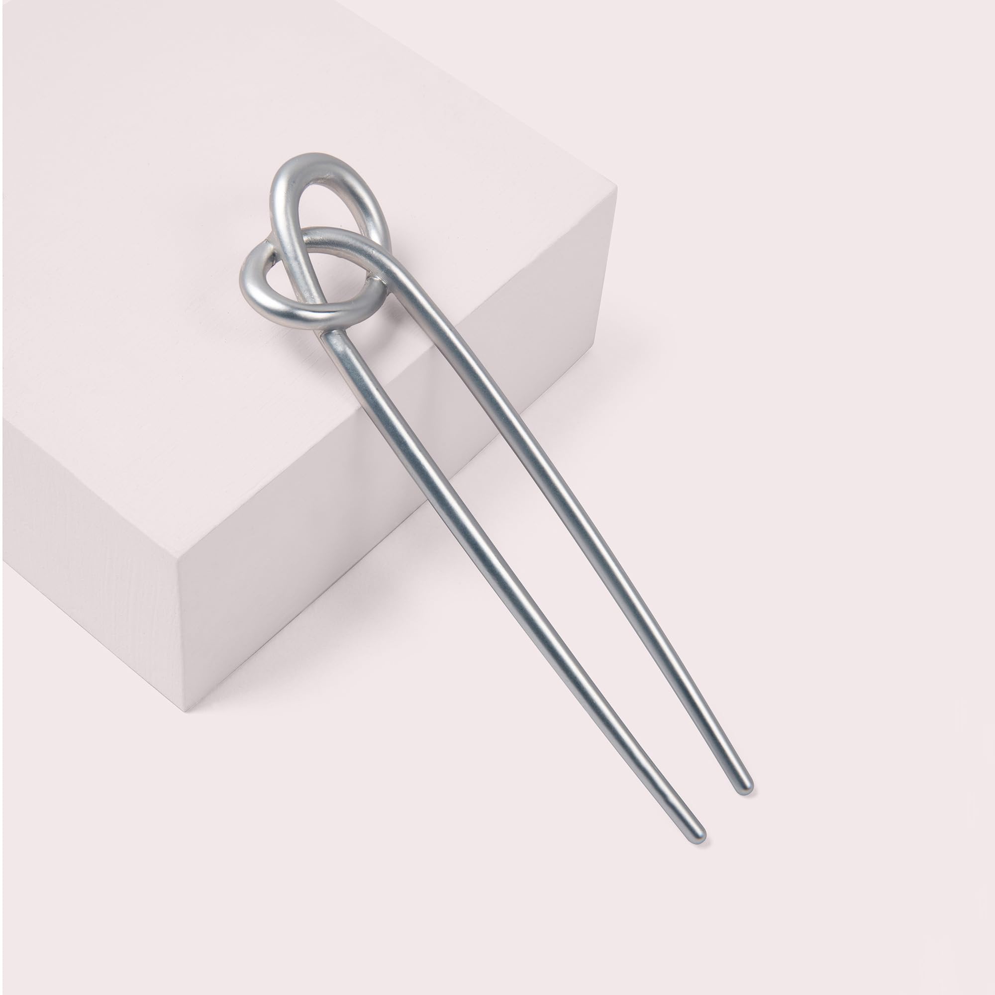 The Hair Edit Pin de chignon anudado: diseño chic para estilo diario.