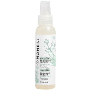 The Honest Company desenredante sin fragancia en botella facilita un peinado suave.
