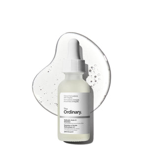 The Ordinary: botella en primer plano de ácido salicílico 2% para exfoliar suavemente.