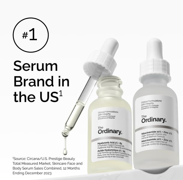 The Ordinary: botella en estante del baño como parte de la rutina diaria.