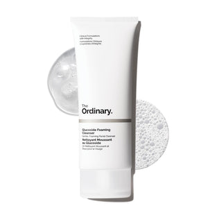 The Ordinary Glucoside Foaming Cleanser, botella visible, limpieza suave para piel sensible.