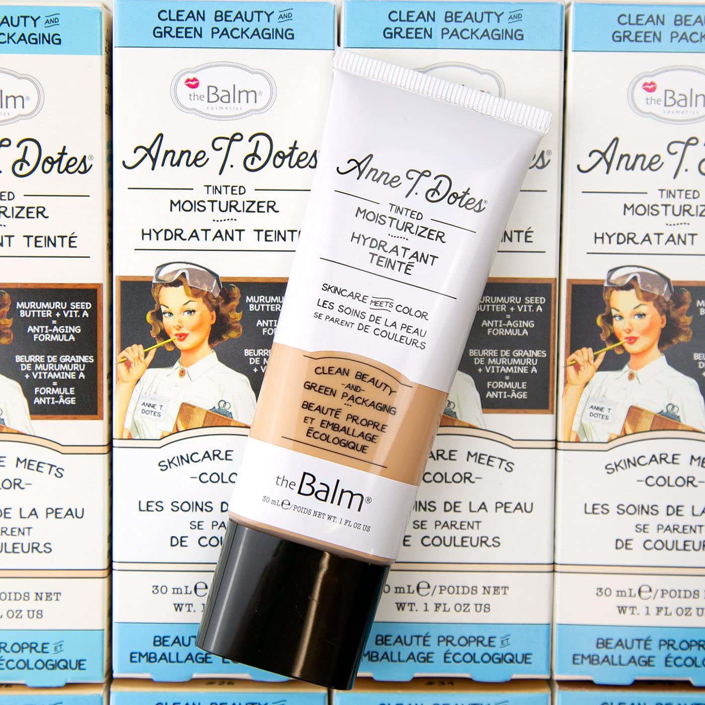 theBalm Anne T. Dotes Tinted Moisturizer acabado satinado: aspecto pulido durante el día.