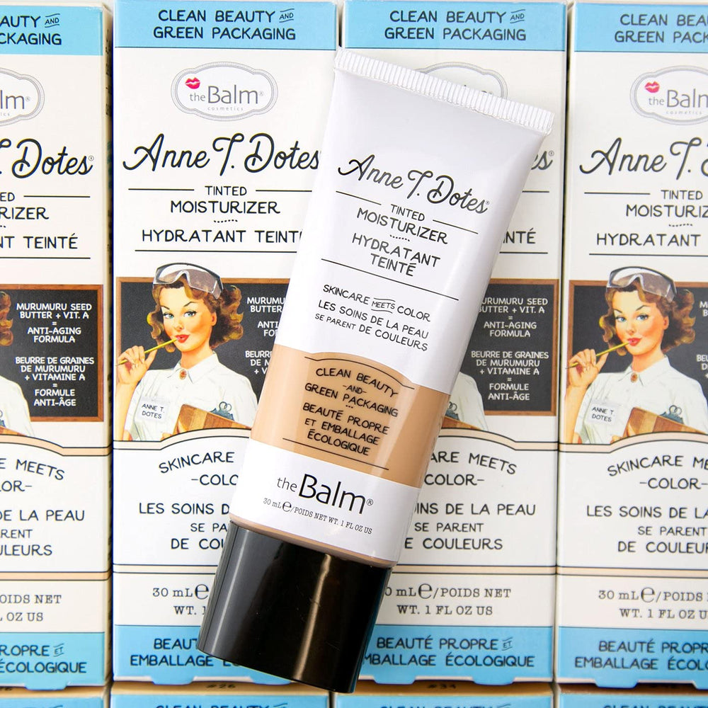 theBalm Anne T. Dotes Tinted Moisturizer acabado satinado: aspecto pulido durante el día.