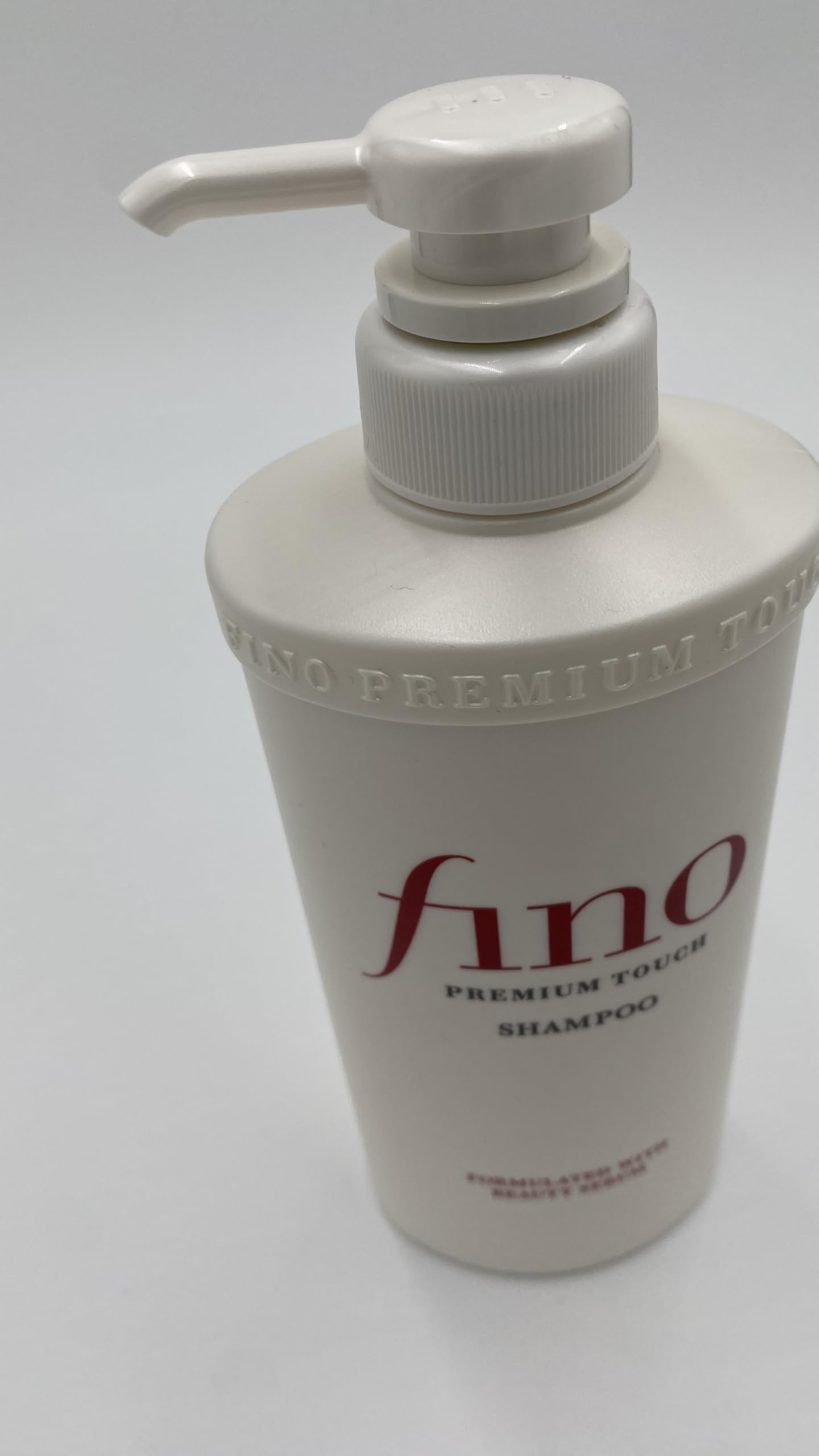 JapanFino Lipidure EX ayuda a reparar la sequedad percibida.