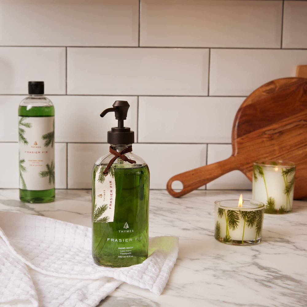Thymes Frasier Fir, dispensador en uso, experiencia cotidiana sin esfuerzo.