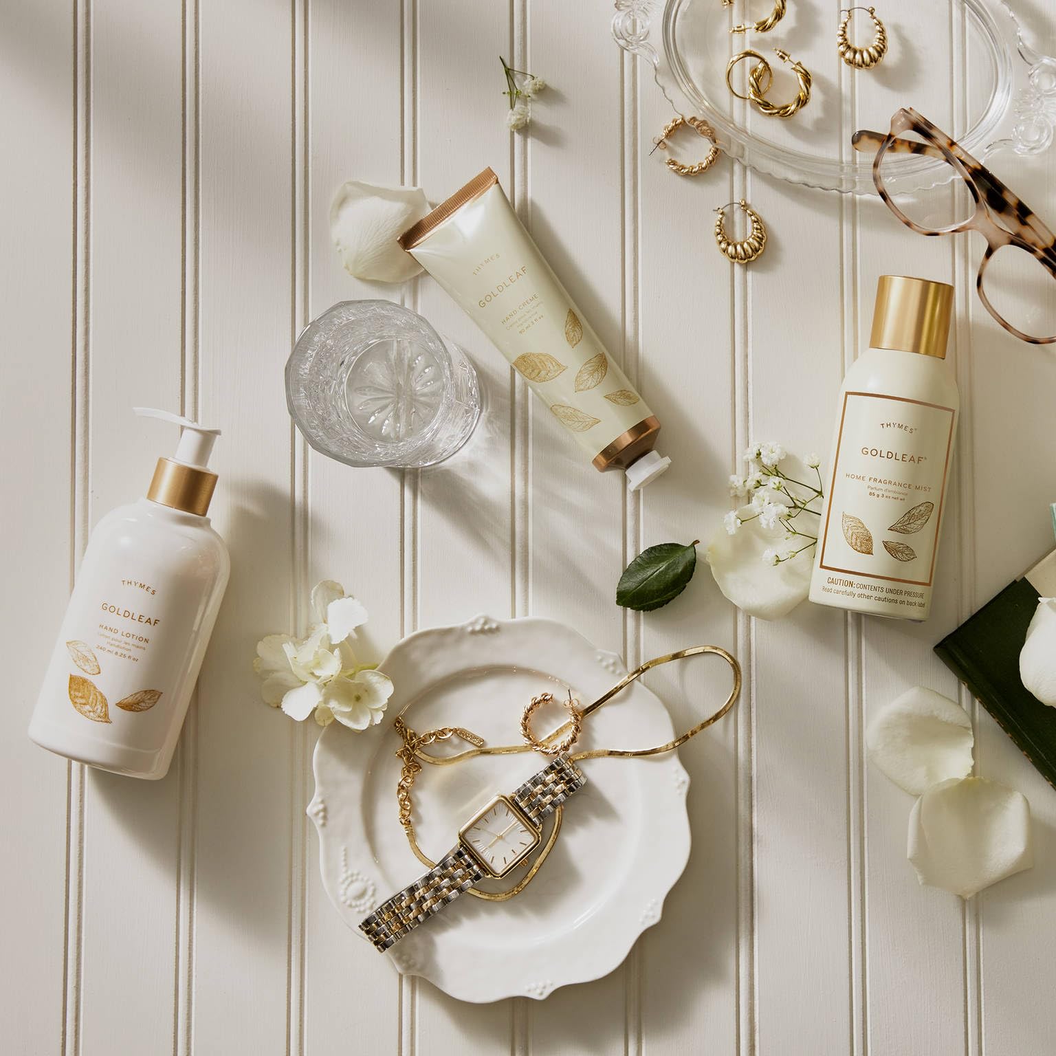 Espacio de baño elegante con jabón Thymes Goldleaf