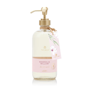 Botella Thymes Jabón de Manos Magnolia Willow con aroma floral y limpieza suave.