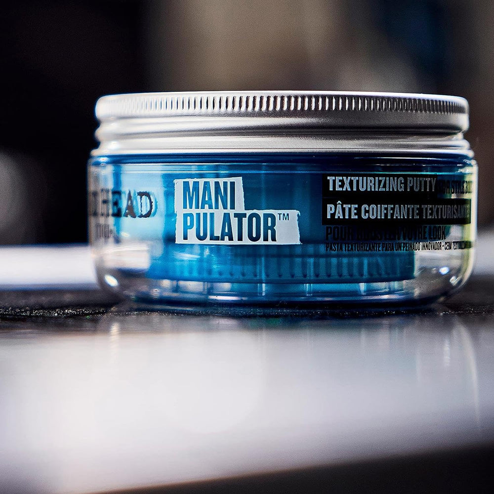 Peinado direccional con TIGI Bed Head Manipulator para múltiples looks.
