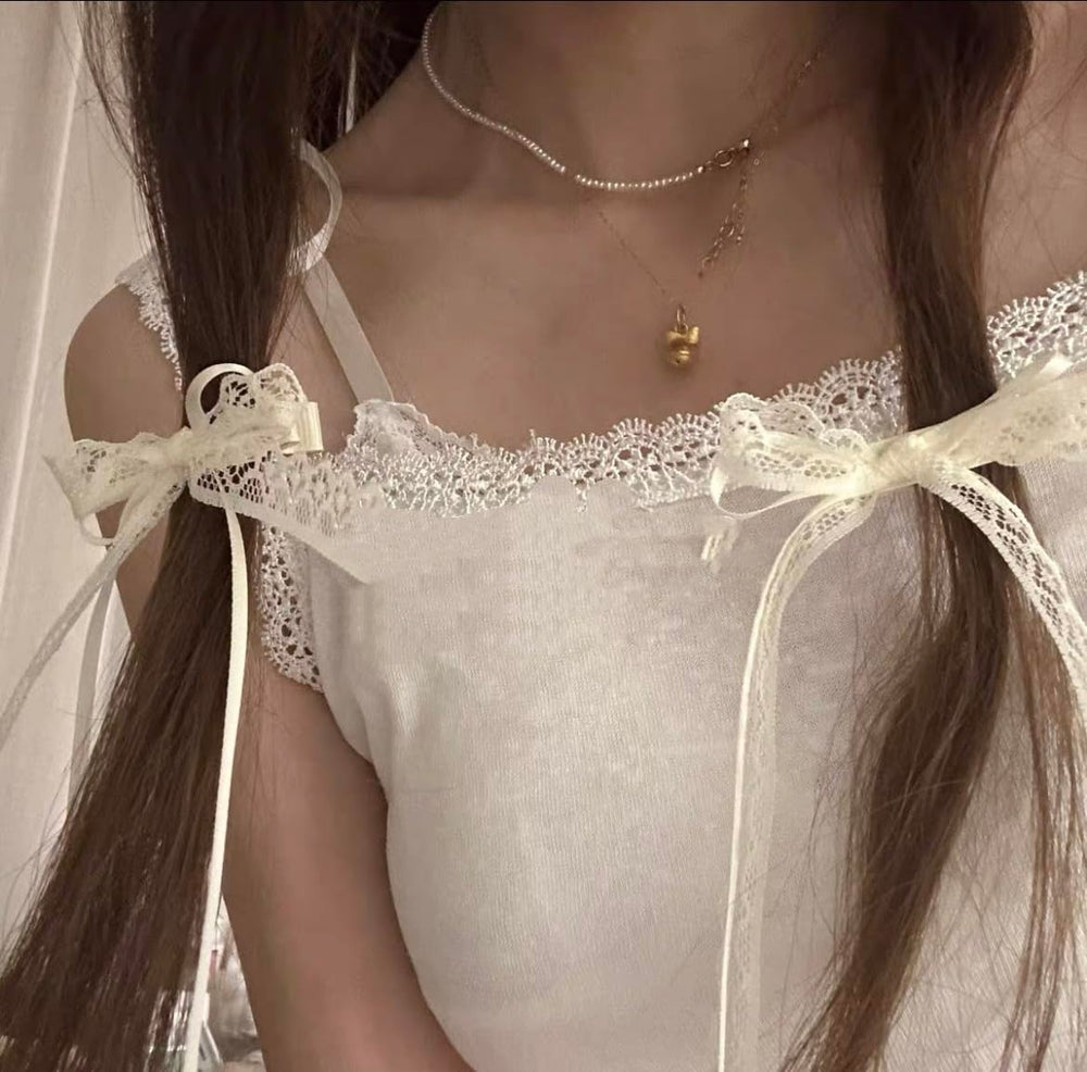 Clip de cabello con lazo blanco de Tobeffect, ideal para peinados simples.