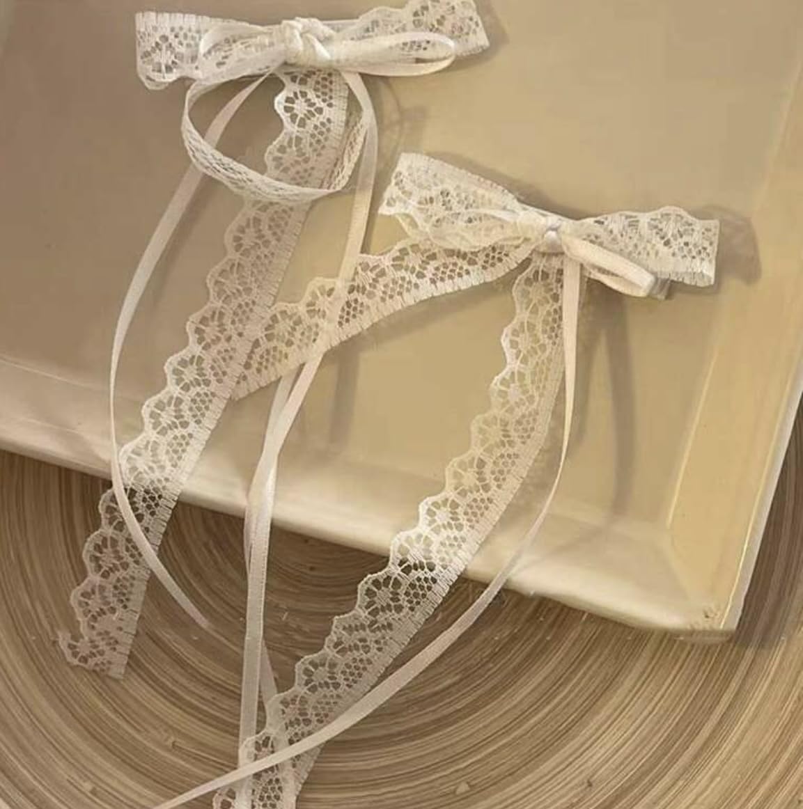 Lazo de encaje blanco de Tobeffect visto de frente para un toque elegante.