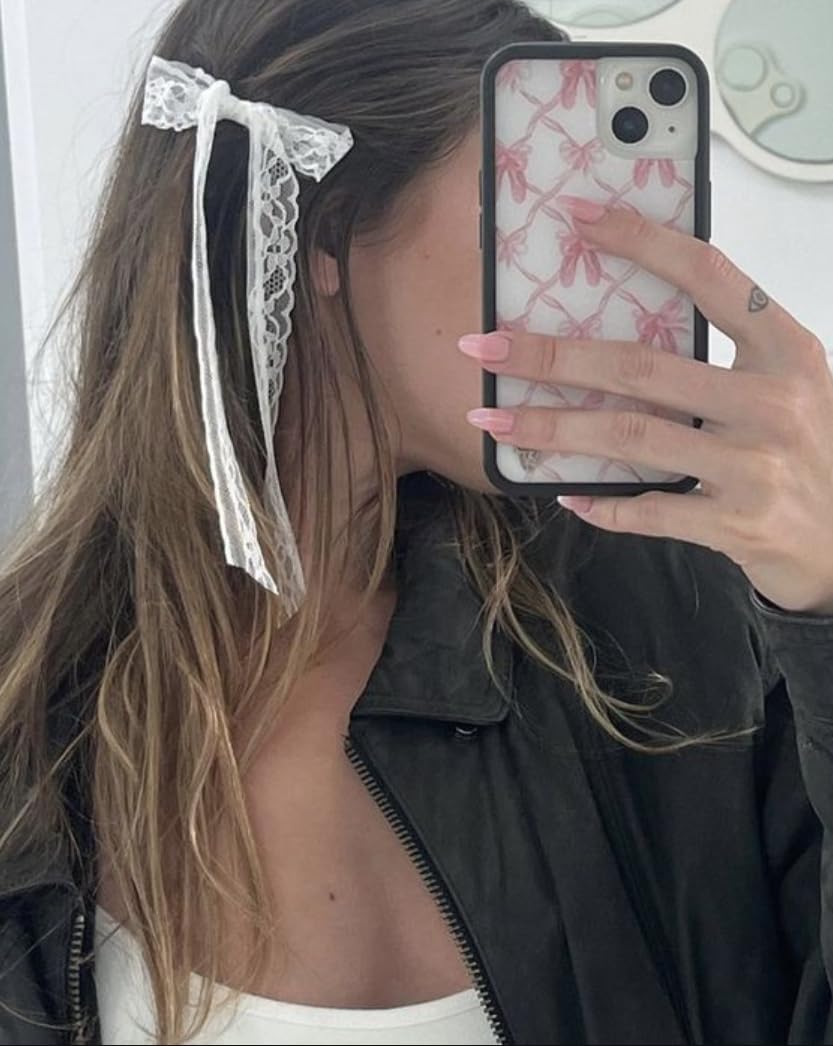 Lazo para look diario con encaje blanco, de Tobeffect, aporta sofisticación discreta.