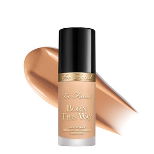 Too Faced Born This Way botella cercana que destaca acabado natural para uso diario