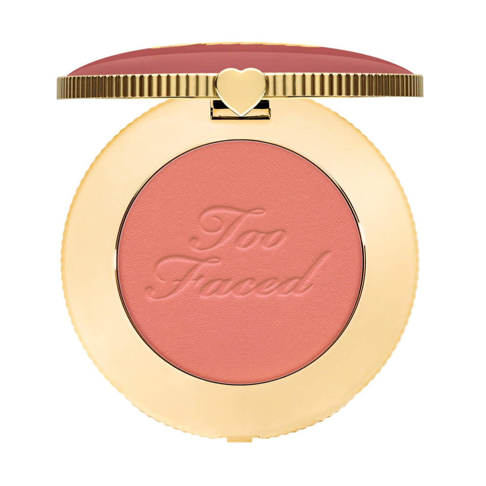 Too Faced Cloud Crush Blurring Blush ofrece un difuminado-polvo para un acabado natural.