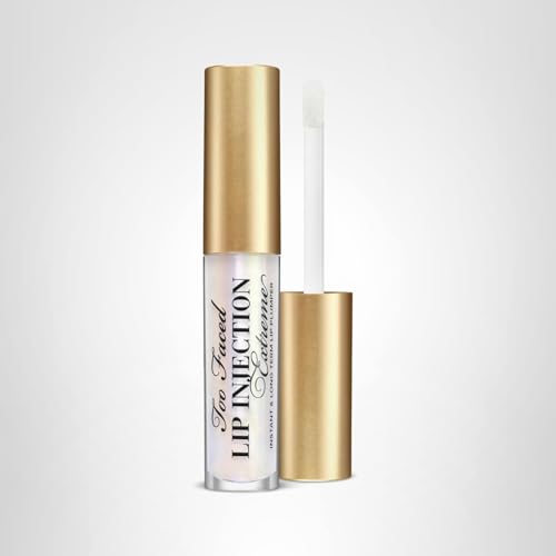 Escena de uso diario con Lip Injection Extreme para labios más llenos.