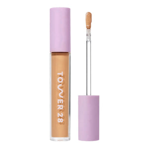 Tower 28 Swipe Serum Concealer con aplicador preciso para cobertura uniforme.