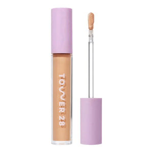 Tower 28 Swipe Serum Concealer, aplicador para cobertura precisa en la piel.