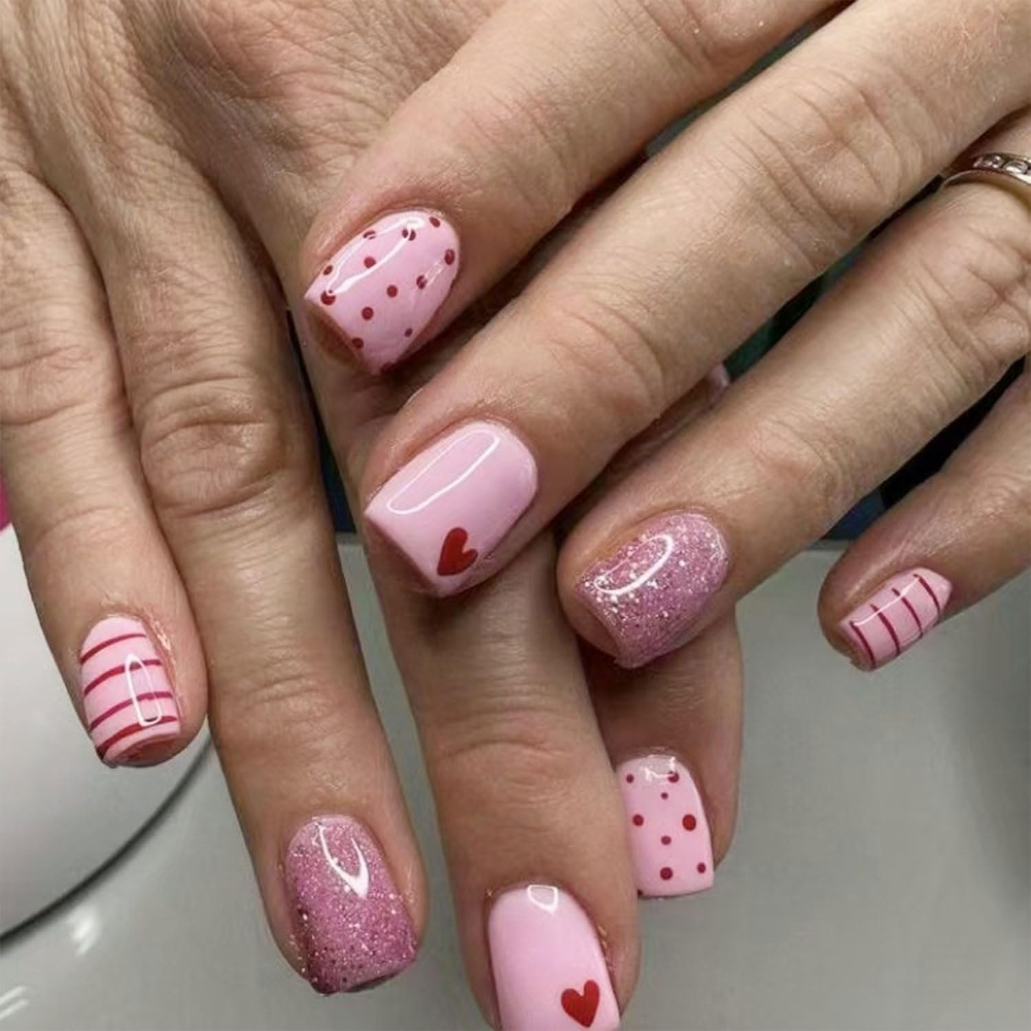 Toypoels Valentines Nails muestra corazones y puntos para un look romántico duradero.