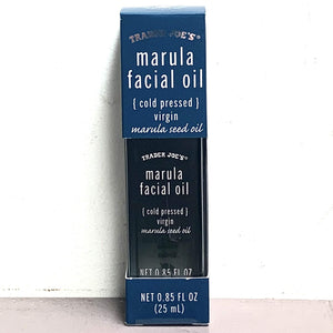 Aceite de Marula de Trader Joe's: botella vertiendo, hidratación suave para la piel.