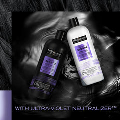 Aplicación suave sobre el cabello para neutralizar tonos cobrizos.