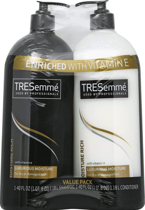 TRESemmé Moisture Rich: botella vertiendo champú para hidratación del cabello seco
