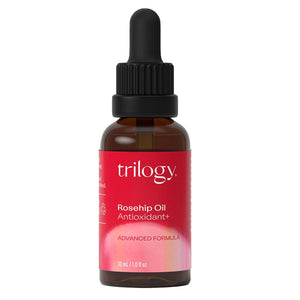 Trilogy Rosehip Oil Antioxidant+ gotas en palma para hidratación diaria.
