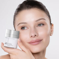 Aplicación de Beauty Booster Calma y Ilumina como primer ligero.