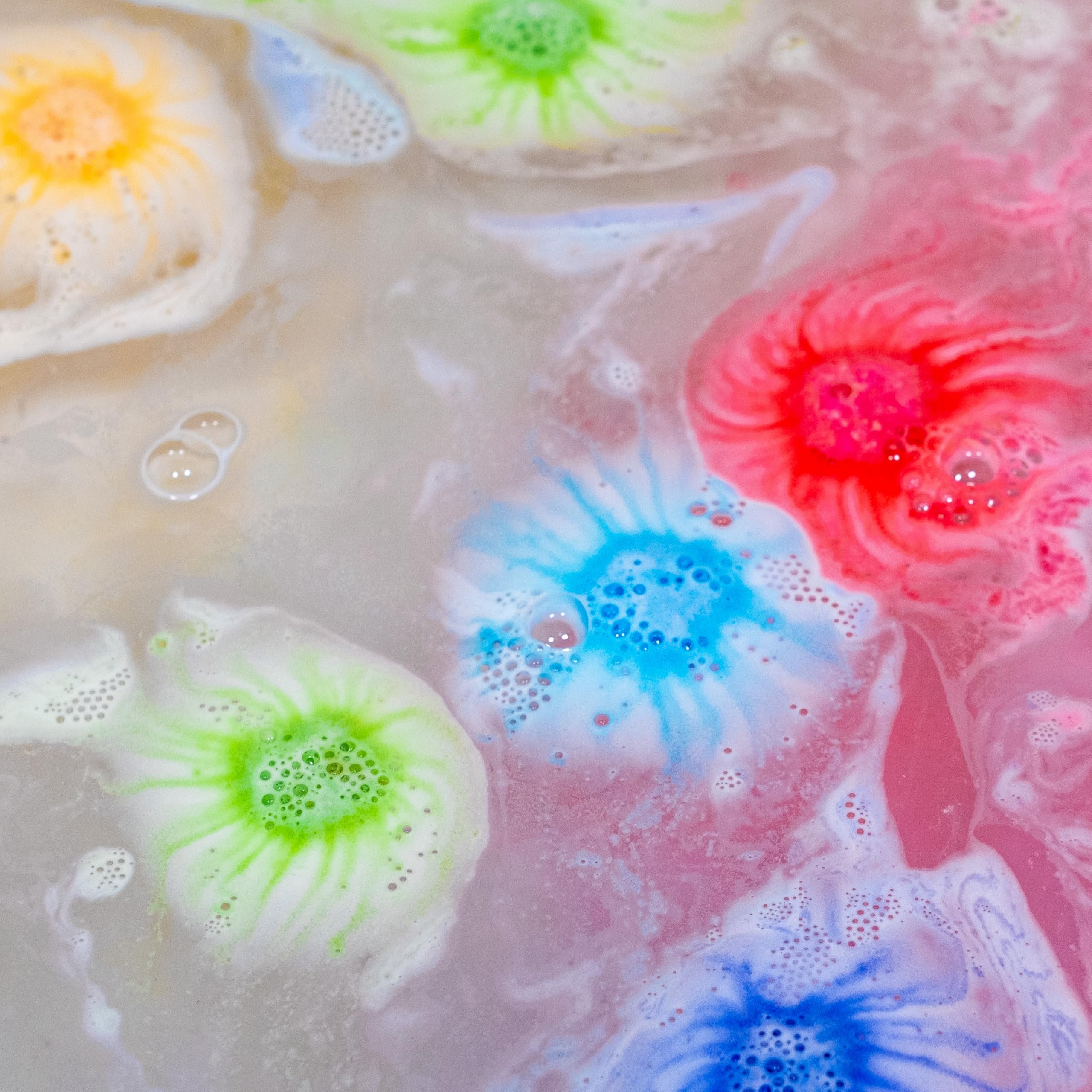 Tub Works Lil' Bursts arte de bañera: mezcla colores para decorar la tina.
