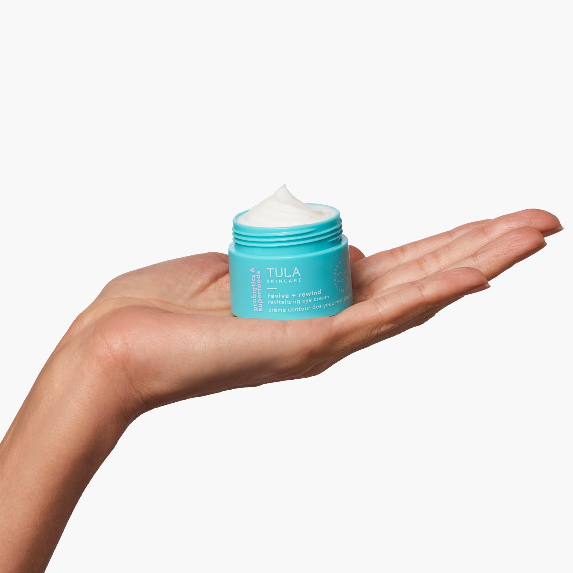 TULA Revive Rewind textura crema, sensación ligera que desliza sobre la piel