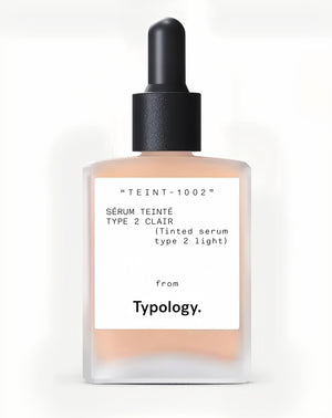 Typology Serum Tintado en botella con tono 2 ligero, vitamina C y aloe vera para hidratación suave.