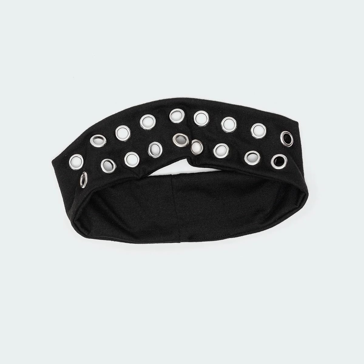 Diadema elástica Uchyius con enfoque de diseño punk para peinados variados.