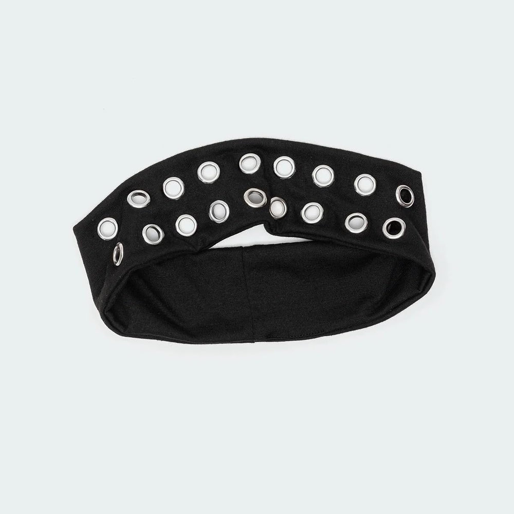 Diadema elástica Uchyius con enfoque de diseño punk para peinados variados.