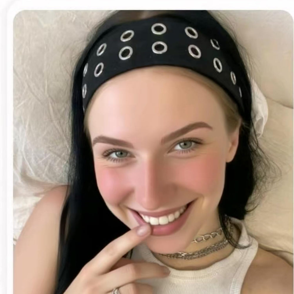 Diadema Uchyius negra, estilo versátil para outfits nocturnos.