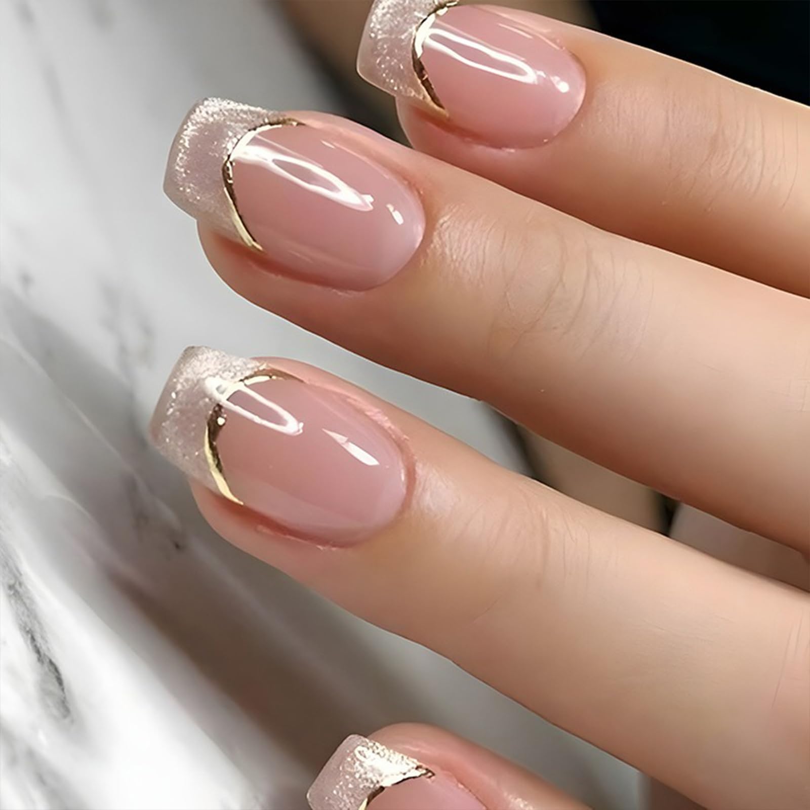 Unas postizas frances cuadrado brillo dorado para un look sofisticado.
