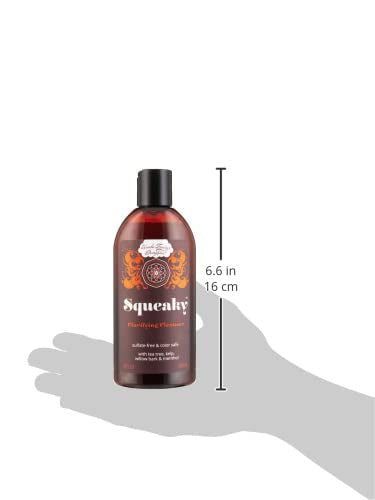 Cabello con brillo saludable tras usar el limpiador clarificador Squeaky.