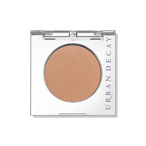 Sombra 24/7 de Urban Decay en mate para look neutro diario.
