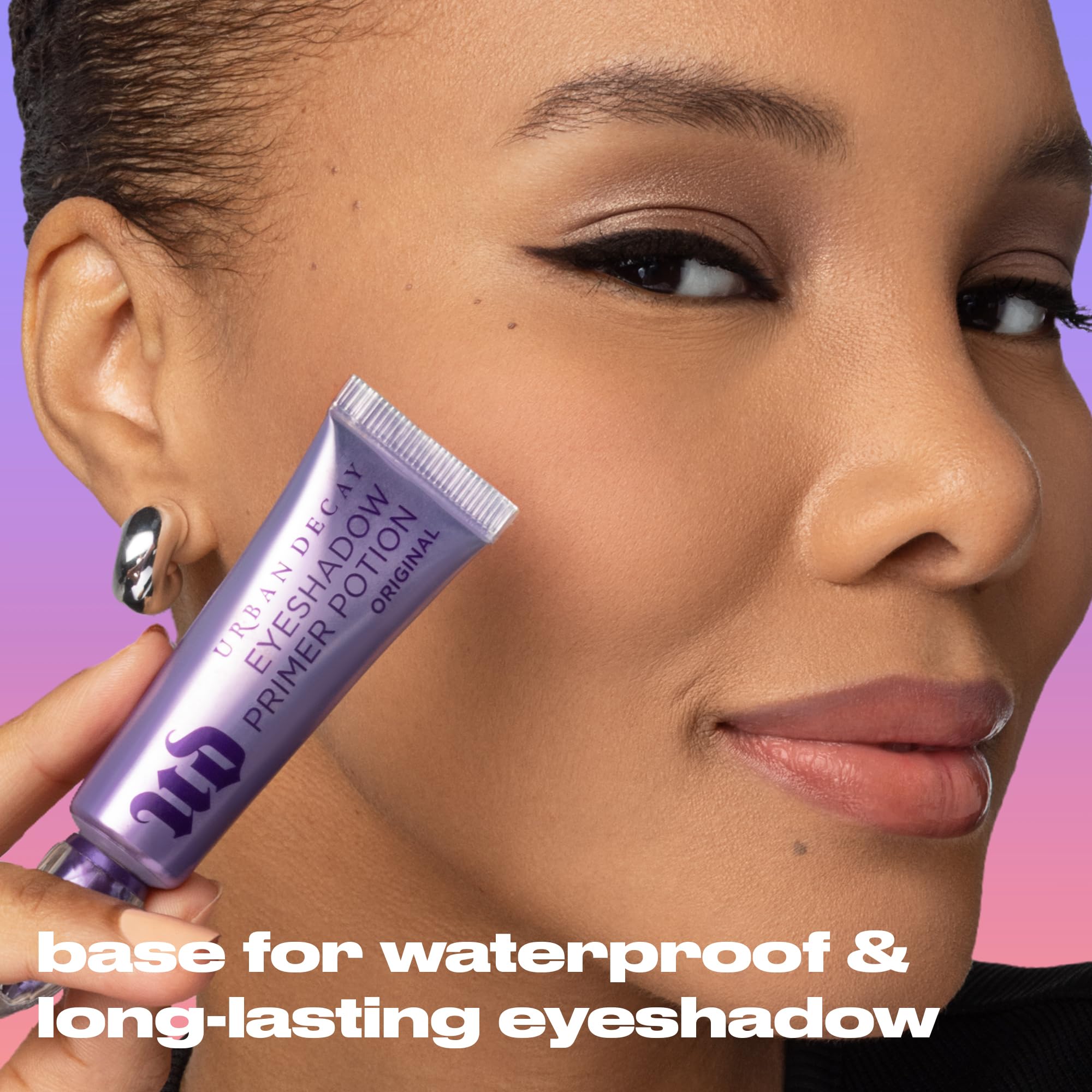 URBAN DECAY Eyeshadow Primer Potion Nude: opción translúcida para realzar color sin alterar tono.