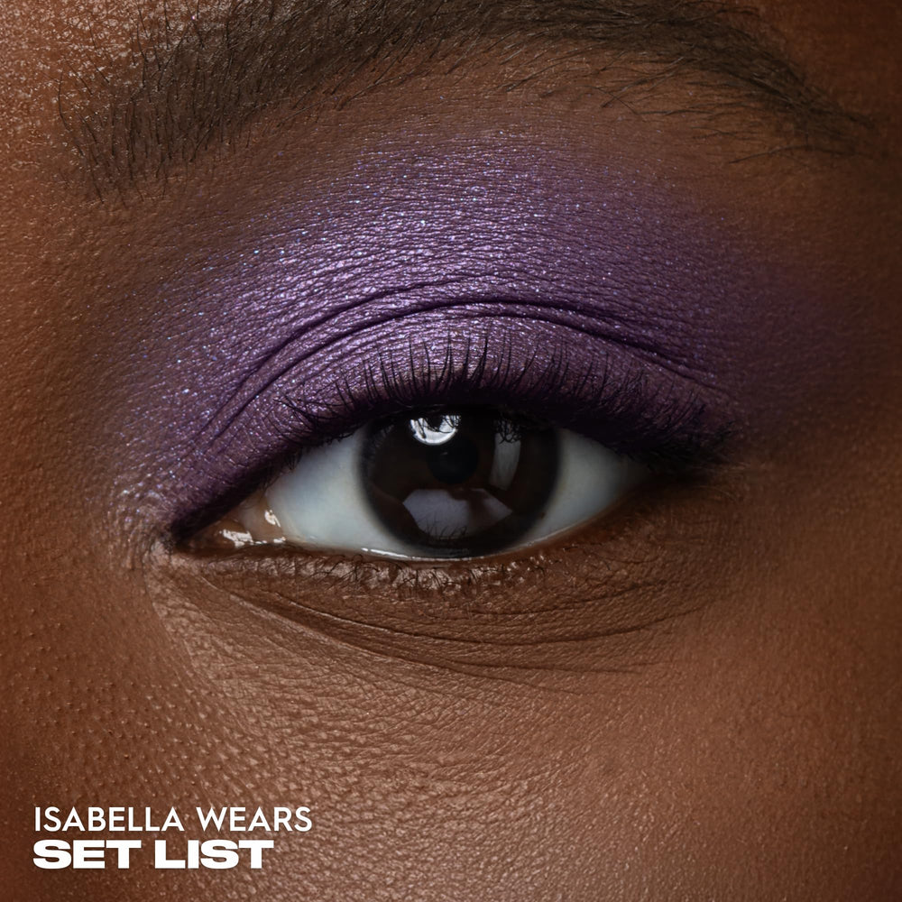 Urban Decay 24/7 Sombra: acabado metalizado brillante para estilos impactantes y elegantes.